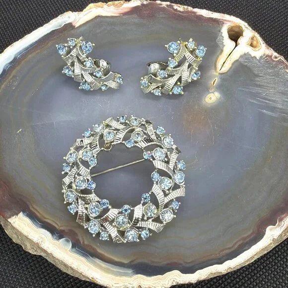 Vintage Signed Coro Blue Rhinestone Wreath Brooch Earring Set Silver Tone 1950s - Picture 16 of 16